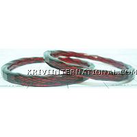 KKLKKN038 A pair of glass bangles with inlined design