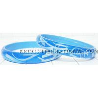 KKLKKN063 A pair of acrylic bangles